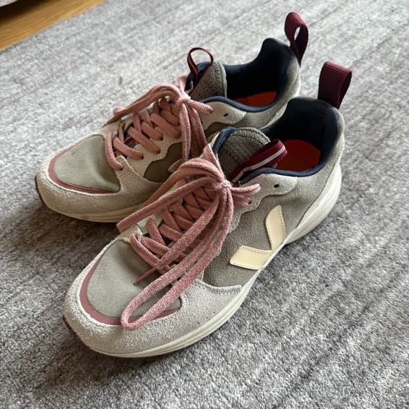 Veja Women's Venturi Sneakers - Picture 5 of 7
